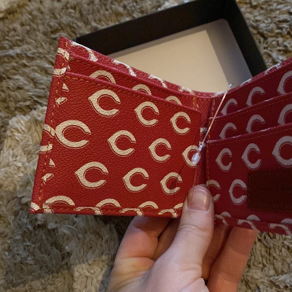 Men’s Leather Dooney & Burke Cincinnati Reds Wallet and Laces Bundle - Picture 4 of 10